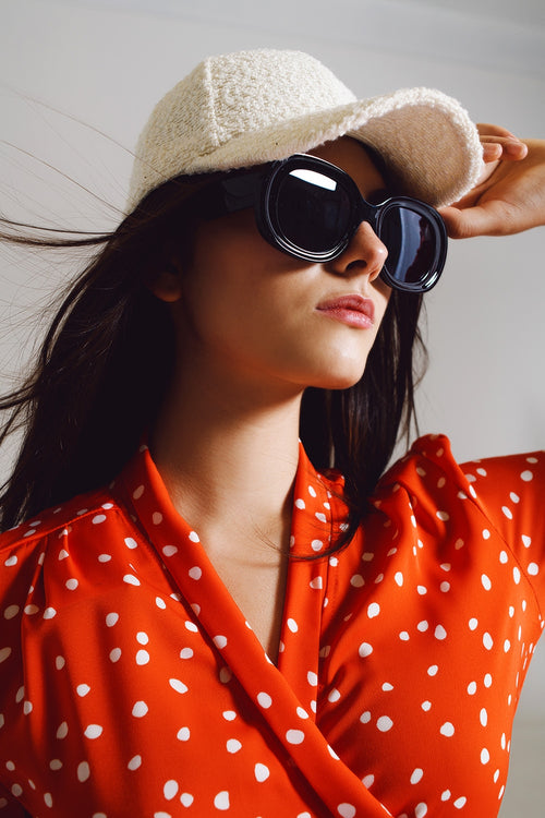 Modelo con gafas de sol circulares y grandes en negro