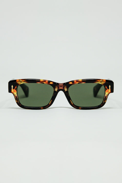 Gafas de sol color ámbar con lentes ovaladas de color verde oscuro