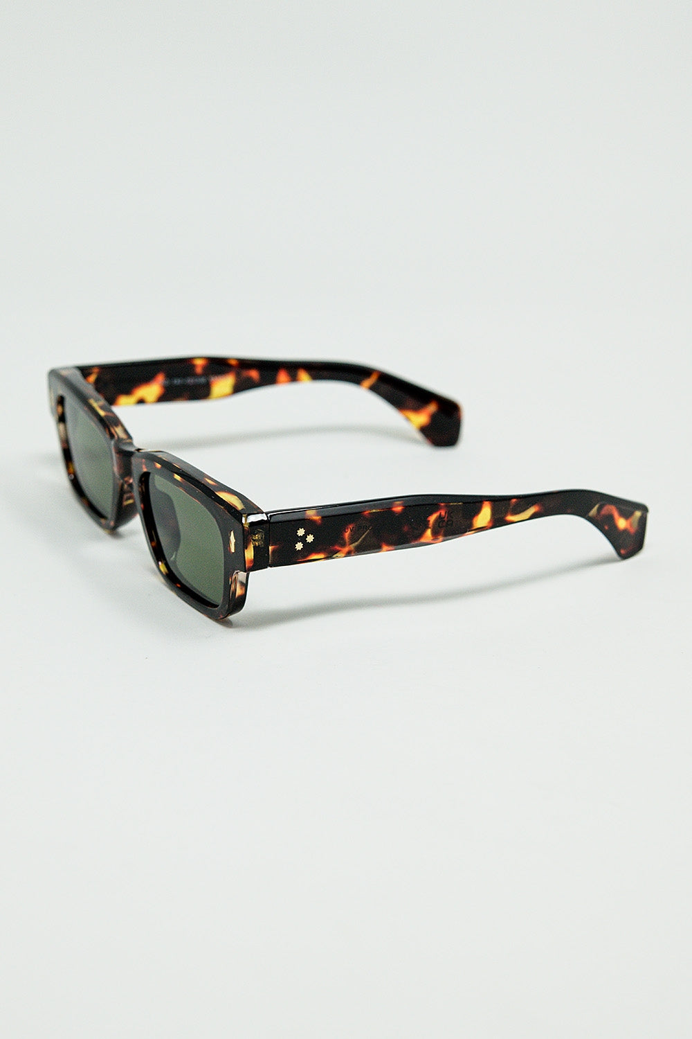 Gafas de sol color ámbar con lentes ovaladas de color verde oscuro