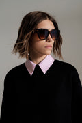 Modelo con gafas de sol con forma extra grandes en carey antiguo marron