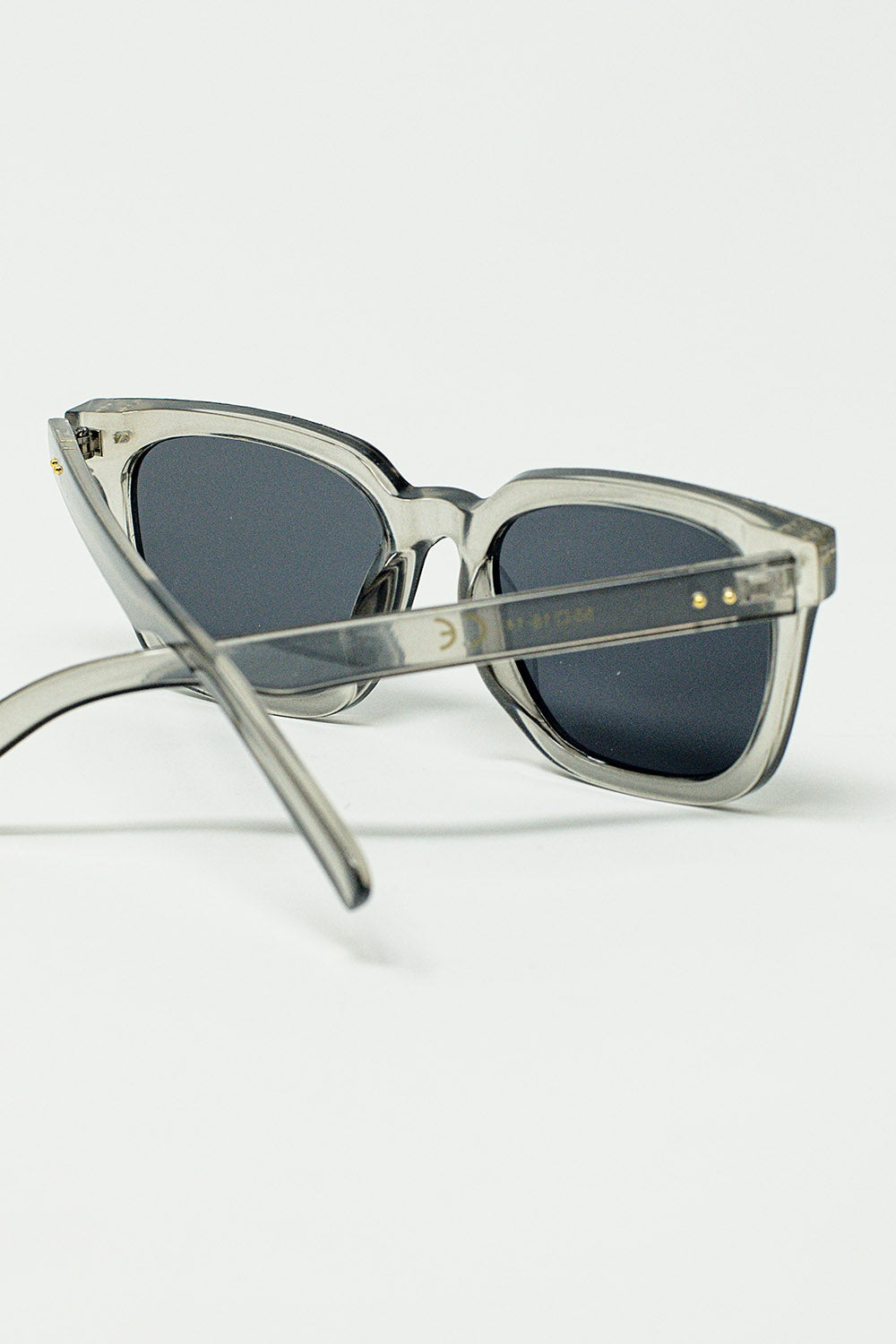 Gafas de sol con montura cuadrada biselada en gris