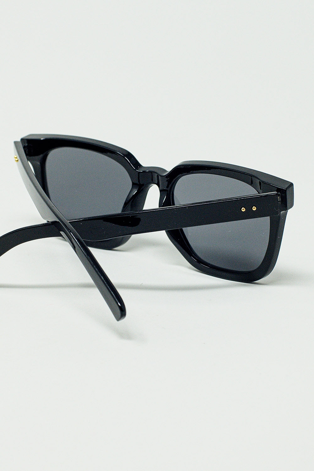 Gafas de sol con montura cuadrada biselada en negro