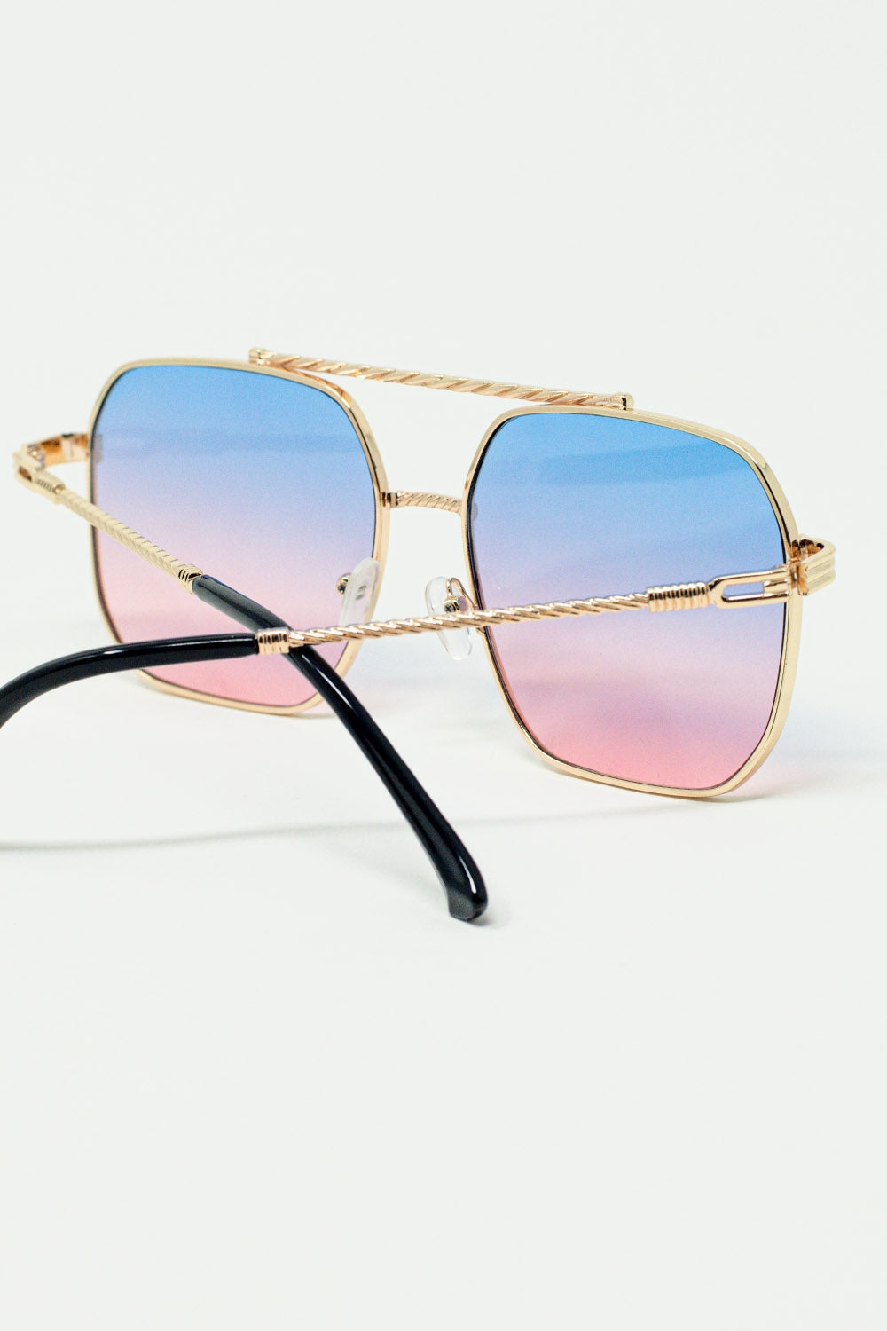 Gafas de sol con montura cuadrada dorada en azul claro degradado con rosa