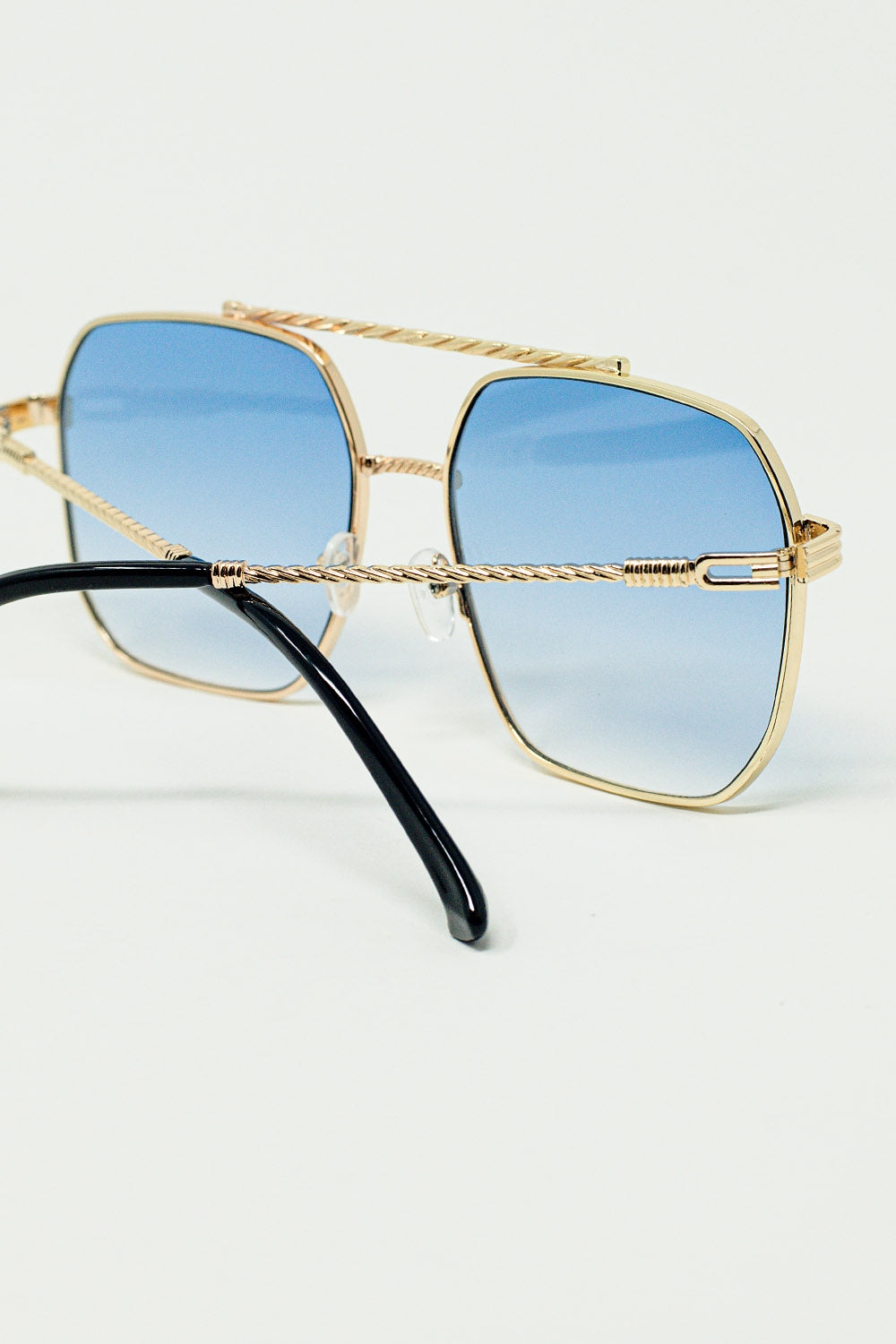 Gafas de sol con montura cuadrada dorada y azul claro degradado