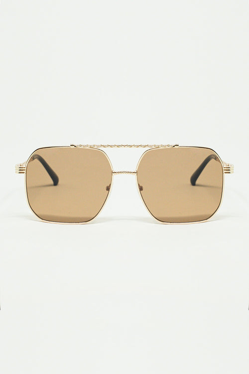 Gafas de sol con montura cuadrada dorada y lentes marrones
