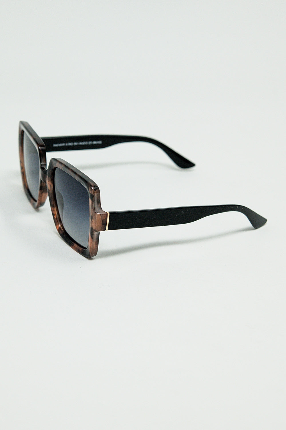 Gafas de sol con montura estampada marrón y patillas negras