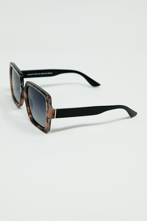 Gafas de sol con montura estampada marrón y patillas negras