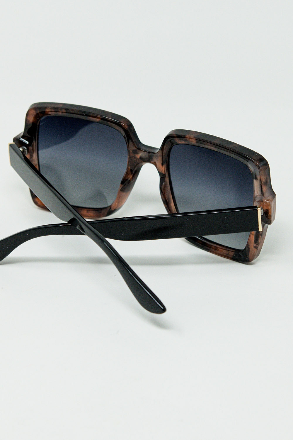 Gafas de sol con montura estampada marrón y patillas negras