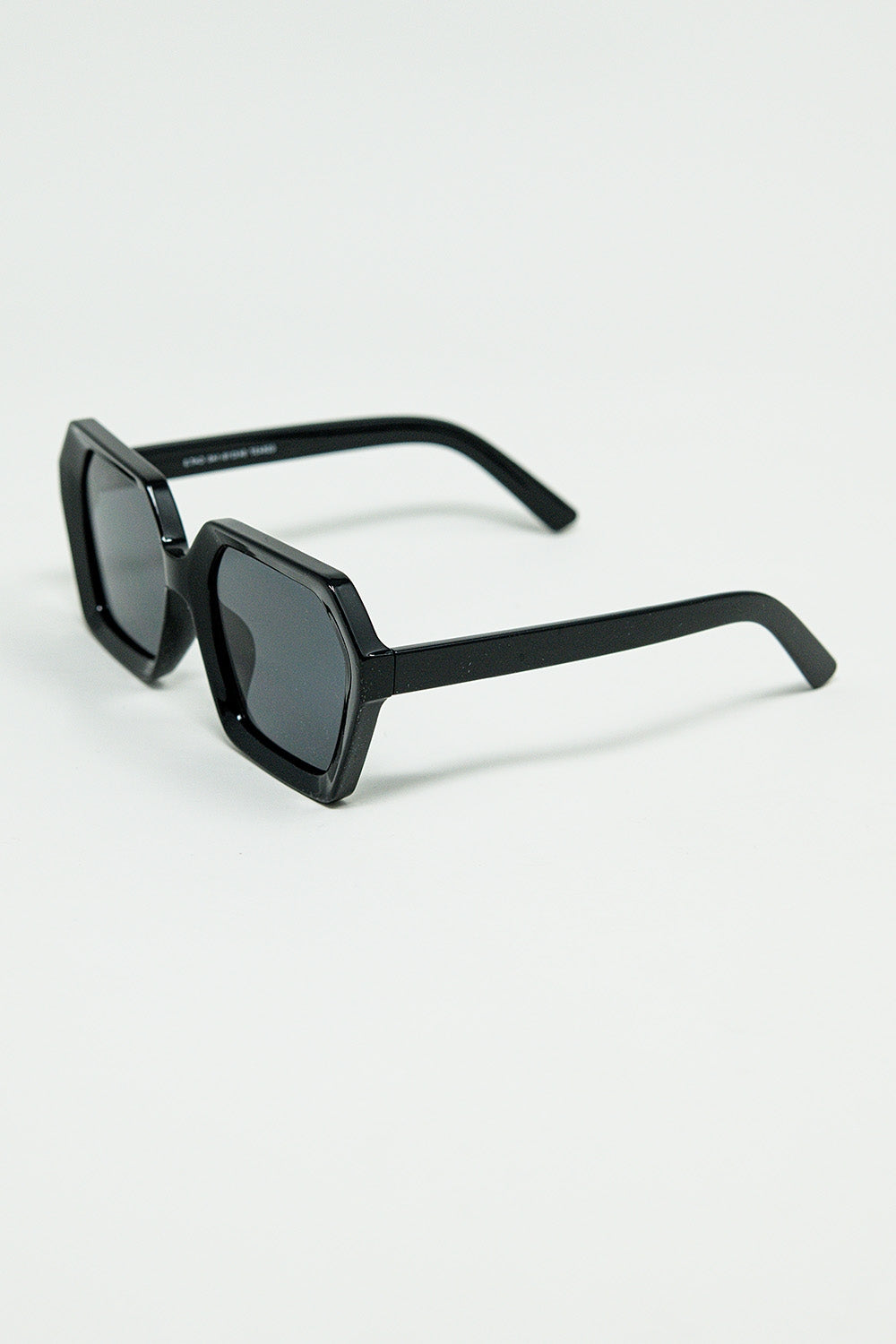 Gafas de sol con montura geométrica en color negro