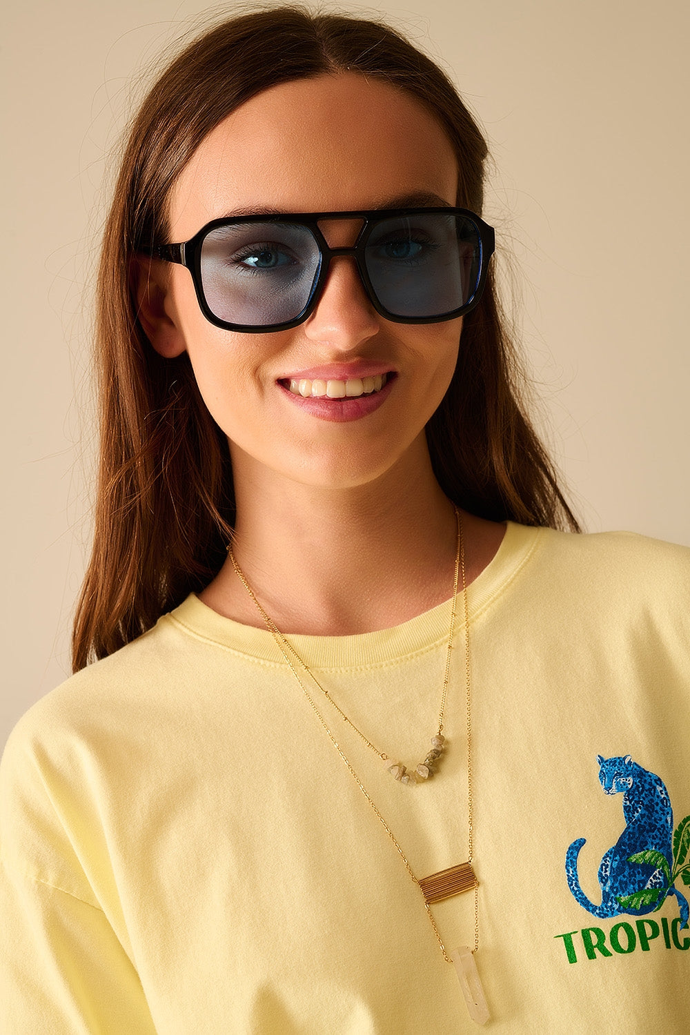 Q2 Gafas de sol con montura negra y cristales azules