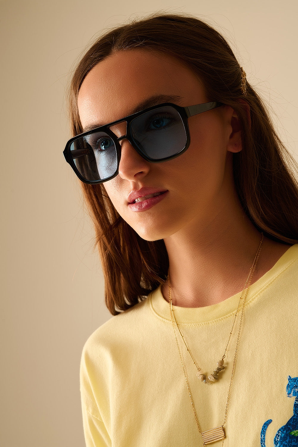 Gafas de sol con montura negra y cristales azules