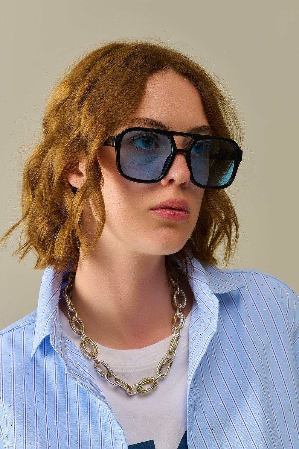 Gafas de sol con montura negra y cristales azules
