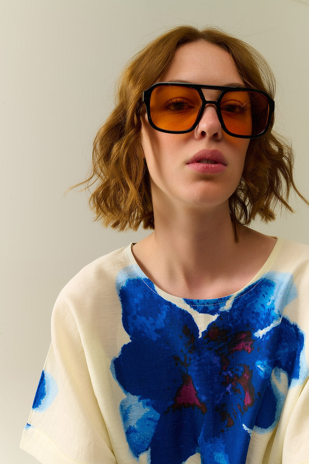 Gafas de sol con montura negra y cristales naranjas