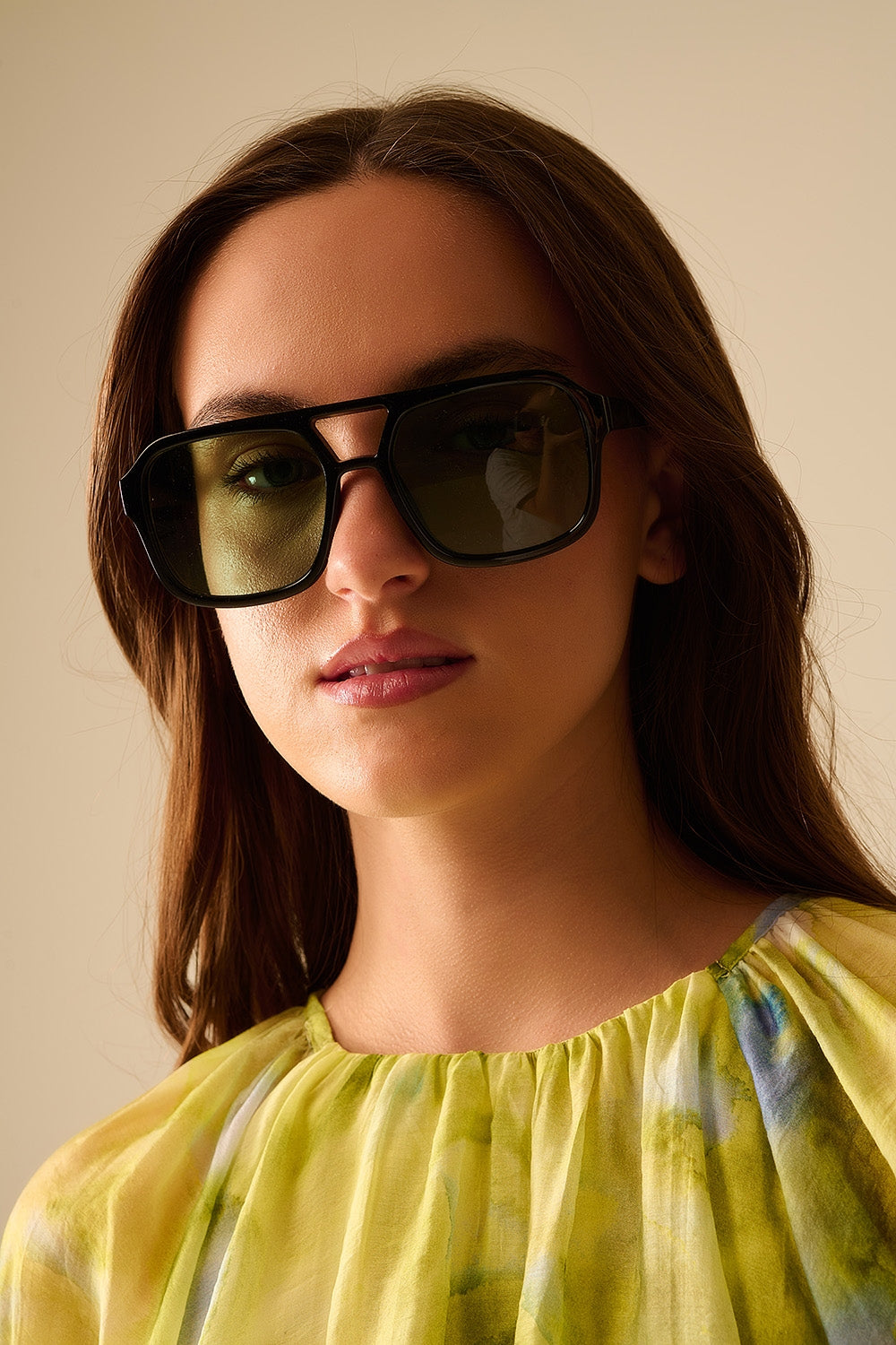 Q2 Gafas de sol con montura negra y cristales verdes