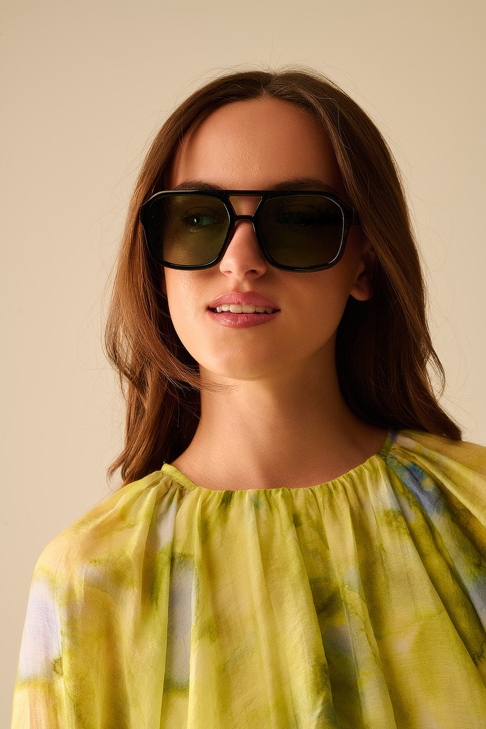 Gafas de sol con montura negra y cristales verdes