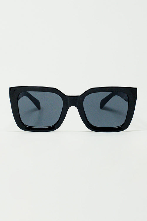Gafas de sol cuadradas con cristales oscuros en negro