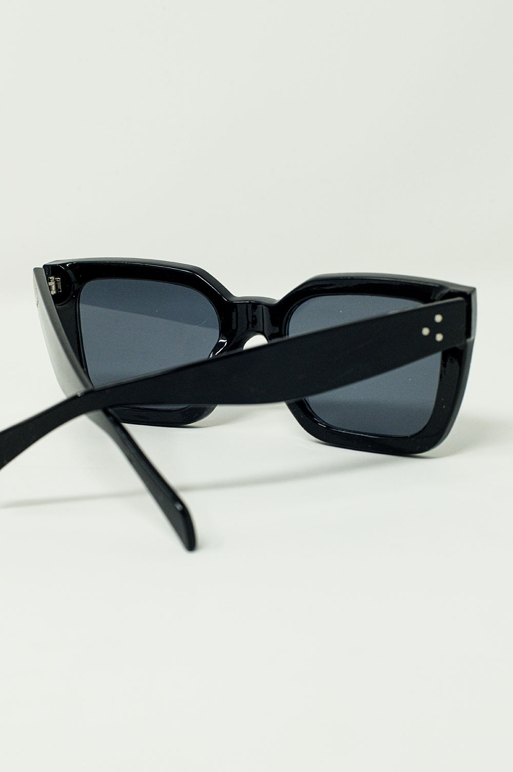 Gafas de sol cuadradas con cristales oscuros en negro
