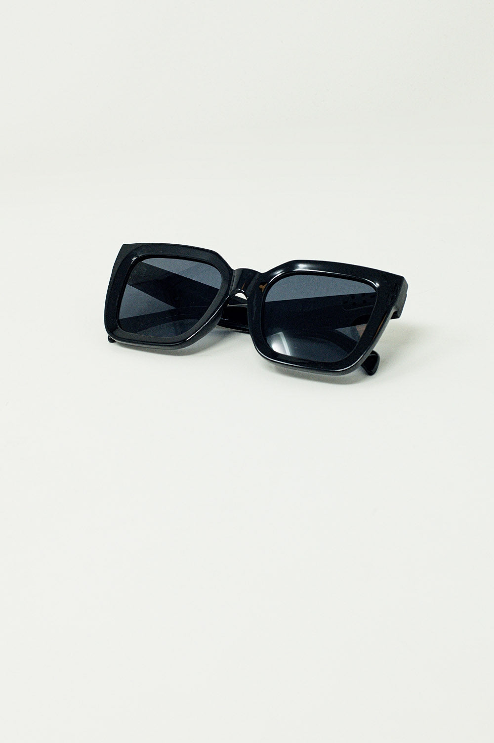 Gafas de sol cuadradas con cristales oscuros en negro
