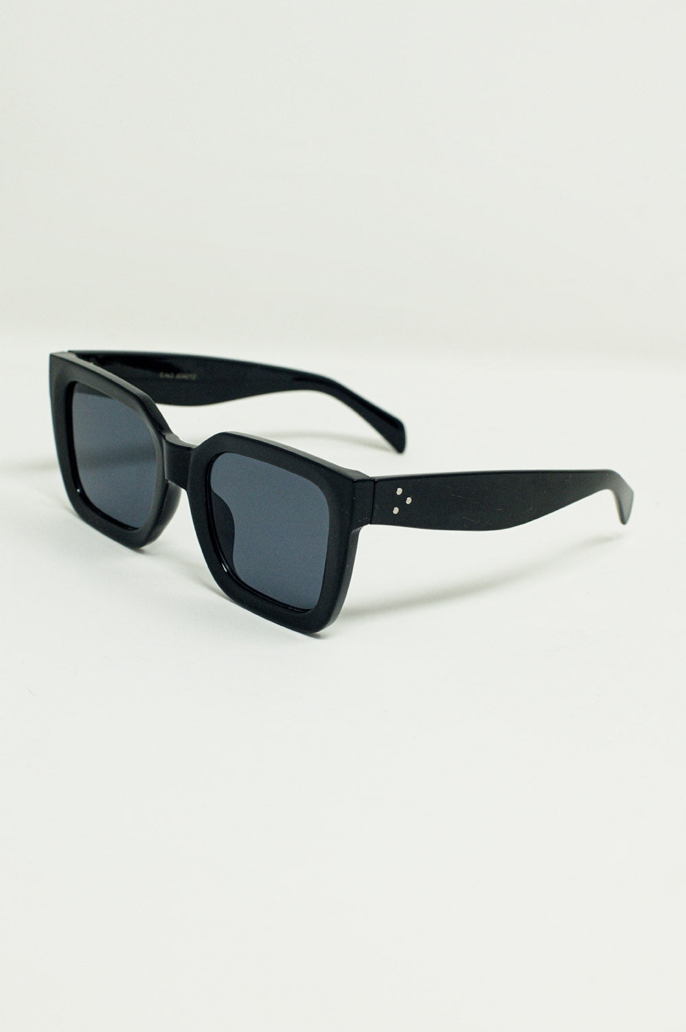Gafas de sol cuadradas con cristales oscuros en negro