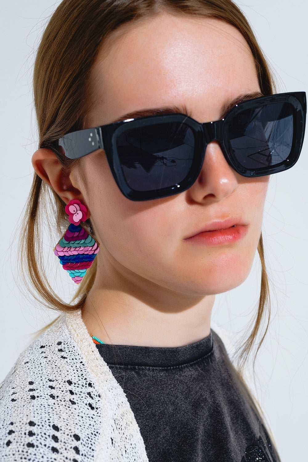 Gafas de sol cuadradas con cristales oscuros en negro