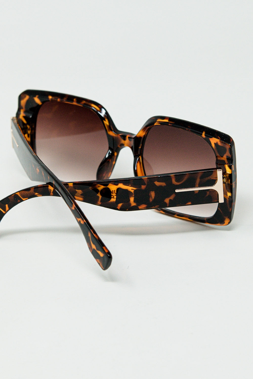 gafas de sol cuadradas con estampado de tigre y detalle dorado en el lateral