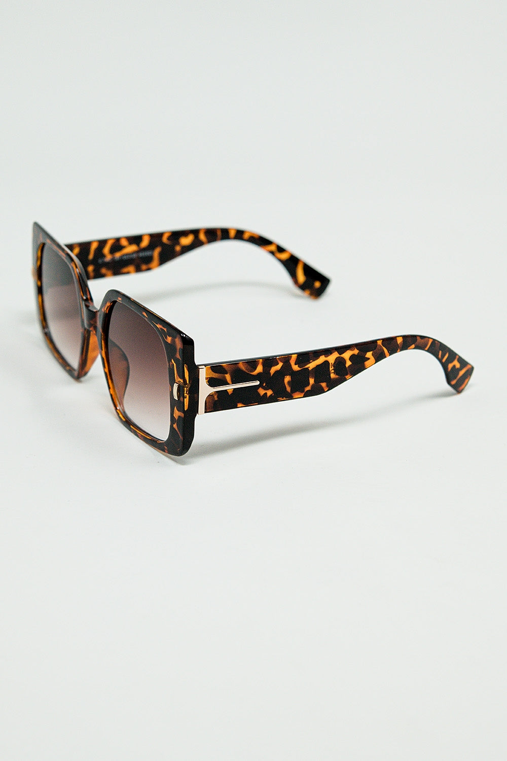 gafas de sol cuadradas con estampado de tigre y detalle dorado en el lateral