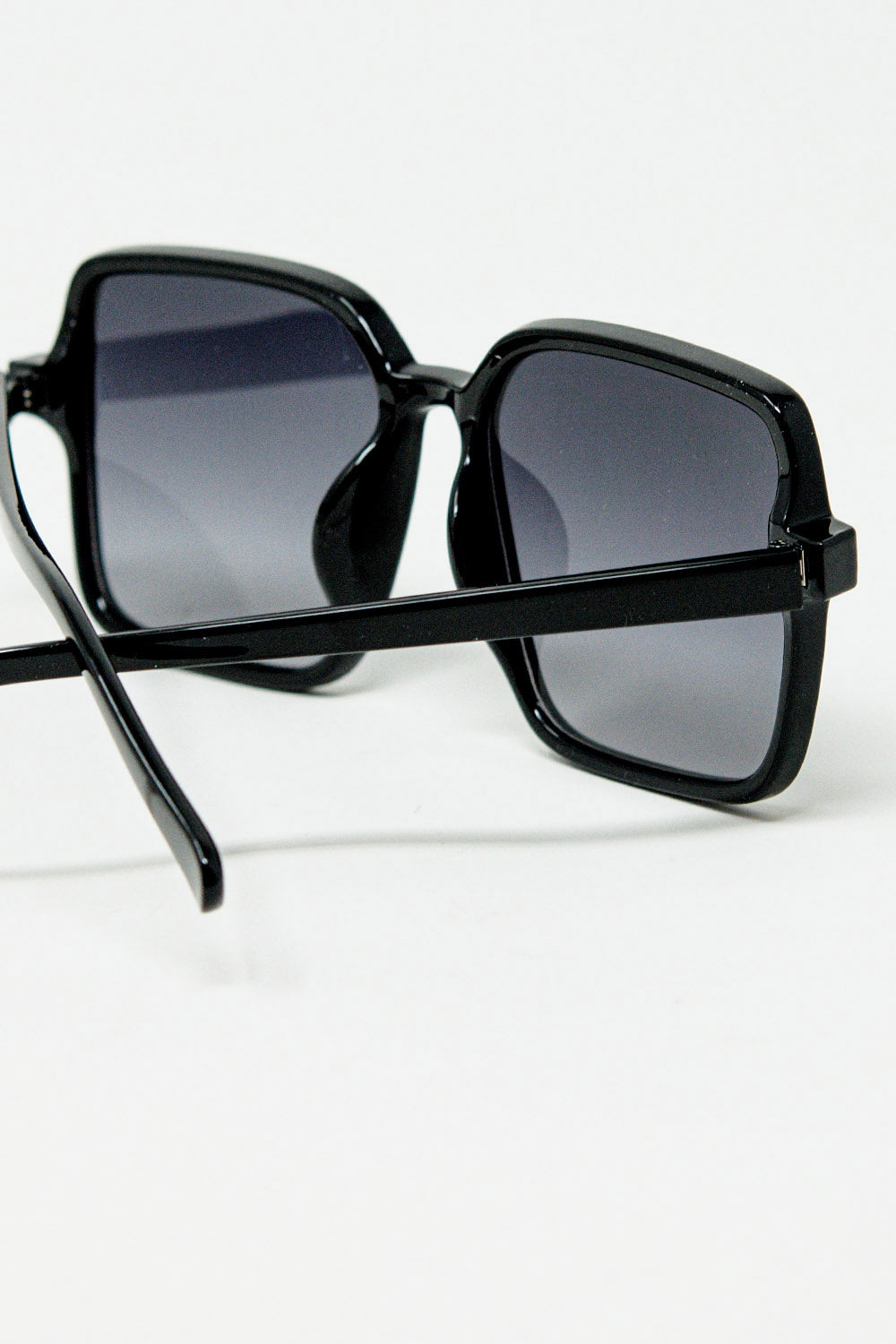 Gafas de sol cuadradas con montura de alto brillo en negro