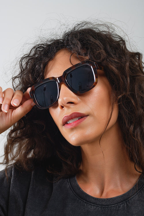 Modelo con Gafas de sol cuadradas con montura de carey marrón oscuro