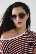 Modelo con Gafas de sol cuadradas de metal con lentes ahumadas grises