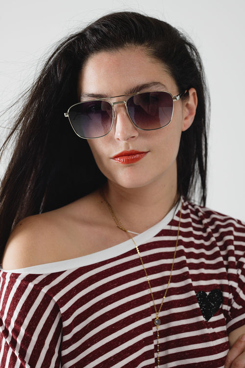 Modelo con Gafas de sol cuadradas de metal con lentes ahumadas grises