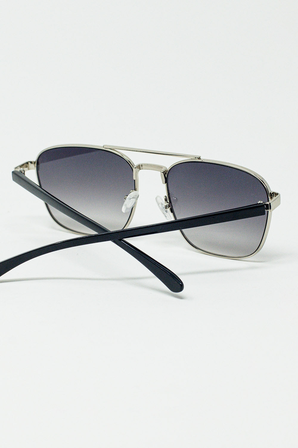 Gafas de sol cuadradas de metal con lentes ahumadas grises