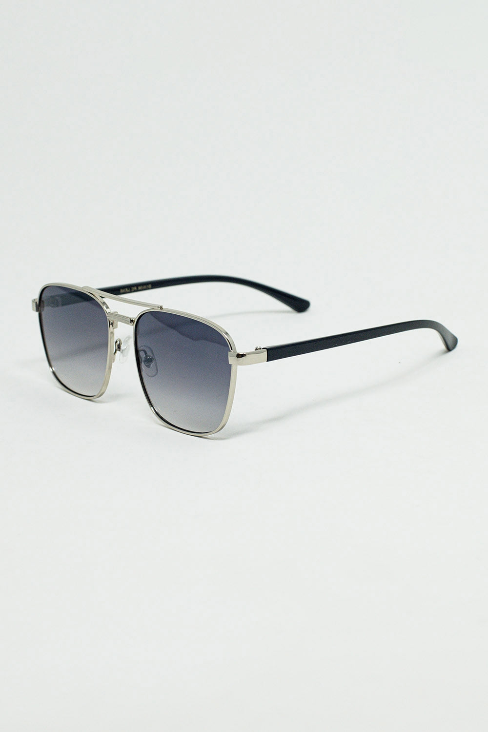 Gafas de sol cuadradas de metal con lentes ahumadas grises