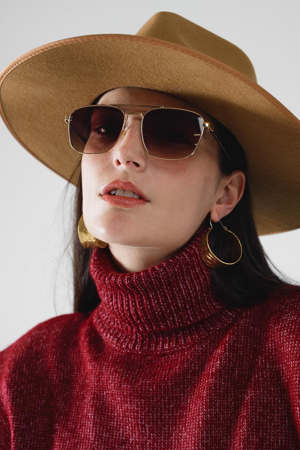 Modelo con Gafas de sol cuadradas de metal con lentes ahumadas marrones