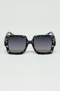 Gafas de sol cuadradas en blanco y negro con detalles de lunares grises