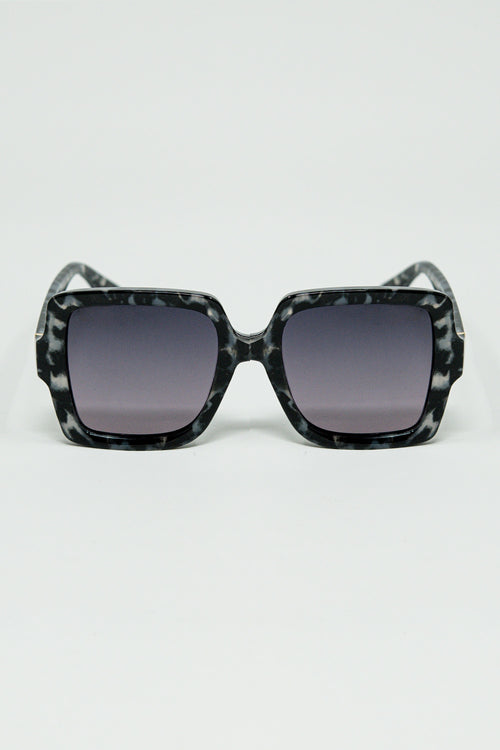 Gafas de sol cuadradas en blanco y negro con detalles de lunares grises