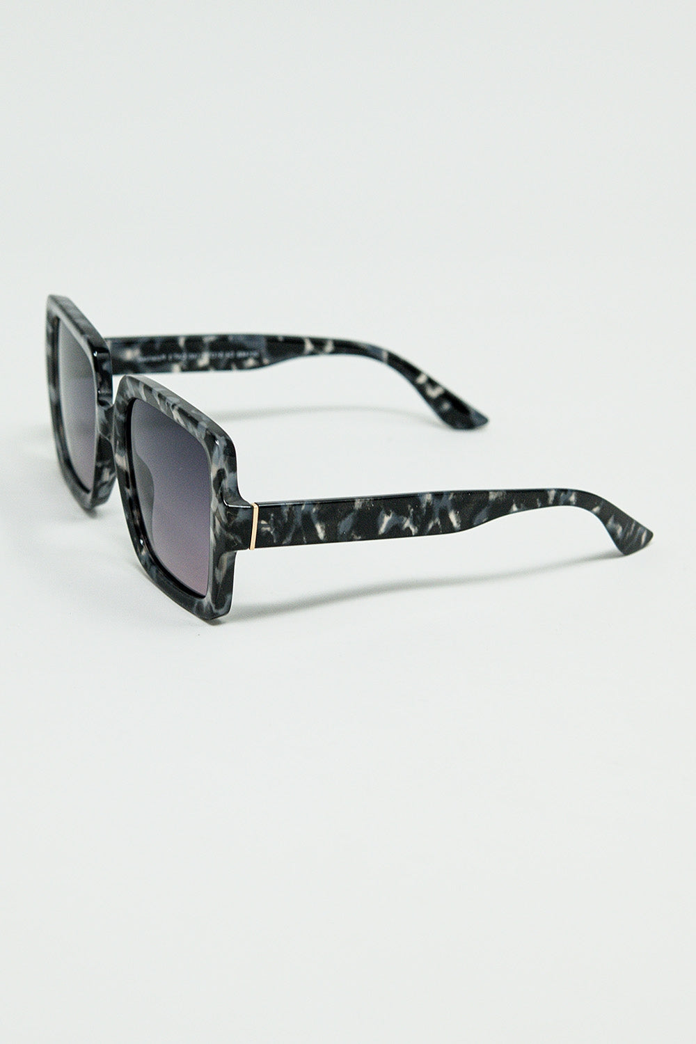 Gafas de sol cuadradas en blanco y negro con detalles de lunares grises