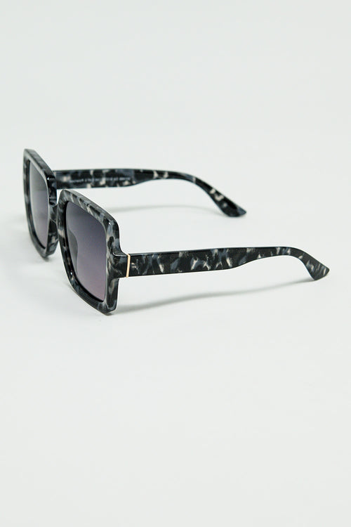 Gafas de sol cuadradas en blanco y negro con detalles de lunares grises