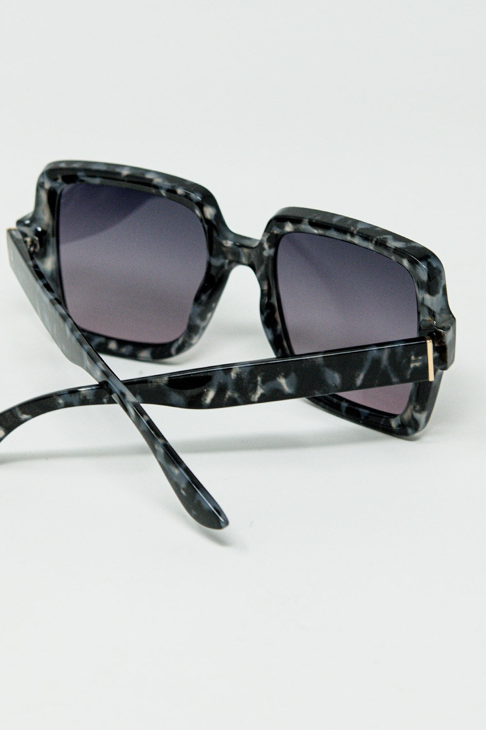 Gafas de sol cuadradas en blanco y negro con detalles de lunares grises