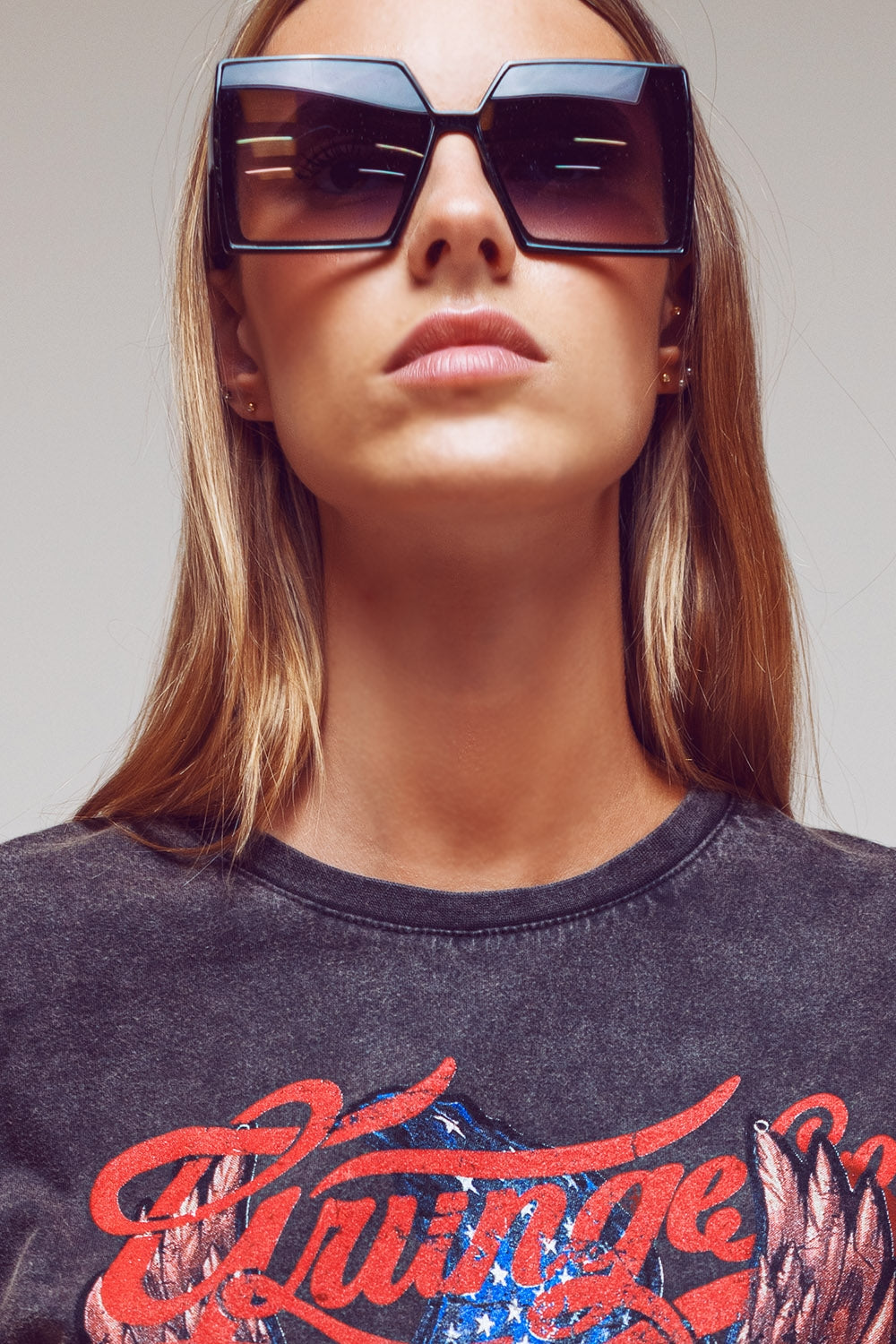 Modelo com gafas de sol cuadradas extragrandes en negro