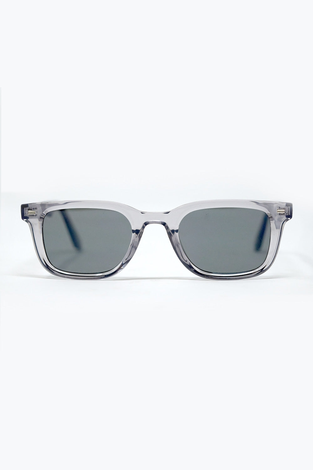 Gafas de sol cuadradas grises con cristales degradados negros y detalle metálico lateral