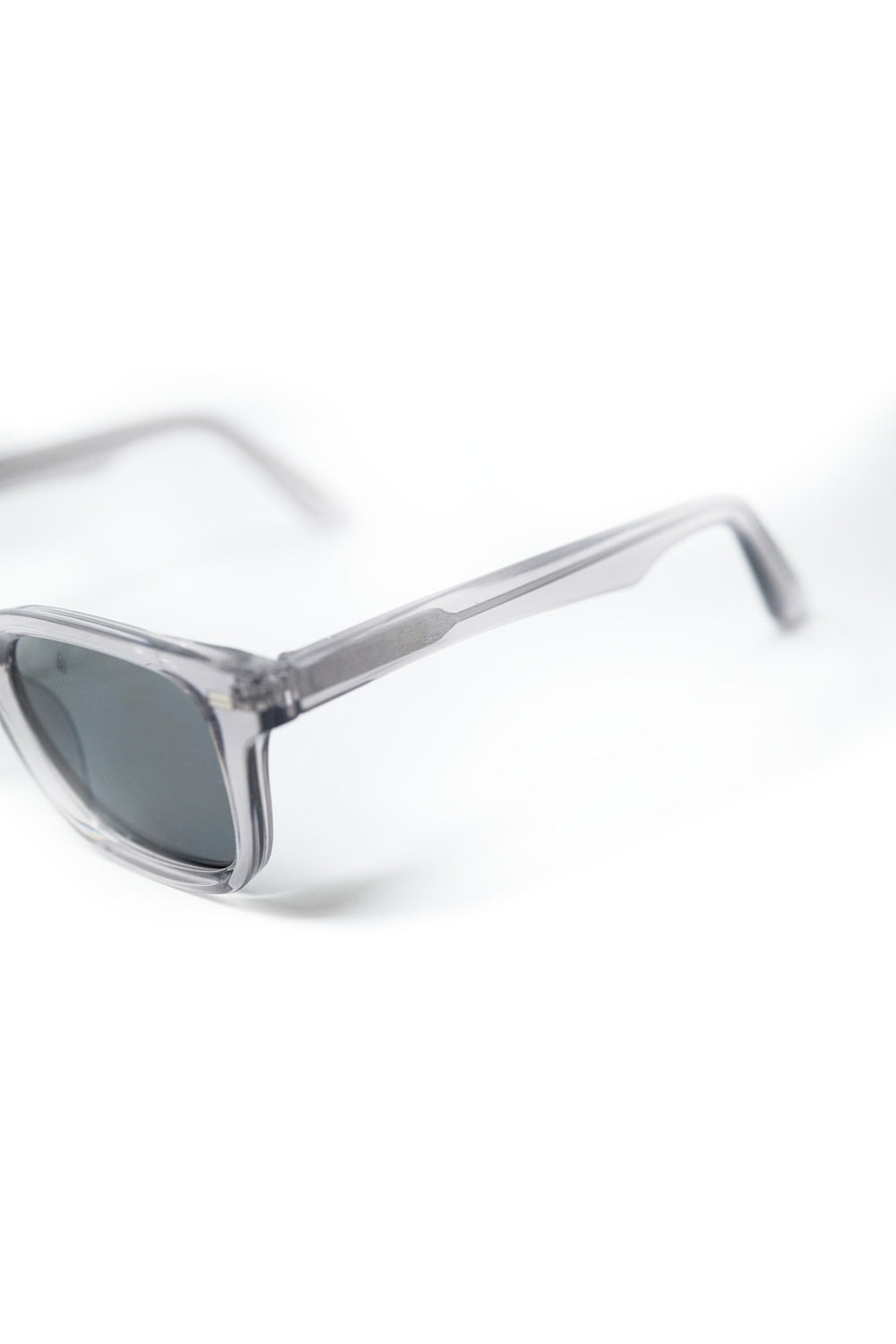 Gafas de sol cuadradas grises con cristales degradados negros y detalle metálico lateral