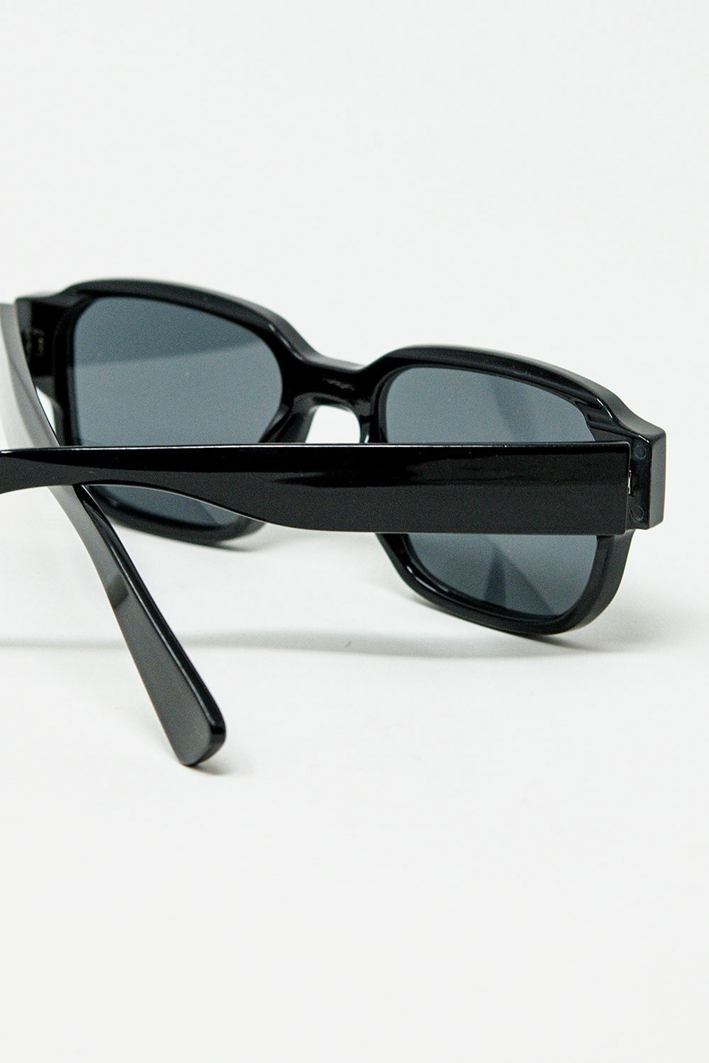 Gafas de sol cuadradas gruesas negras en gris cristal