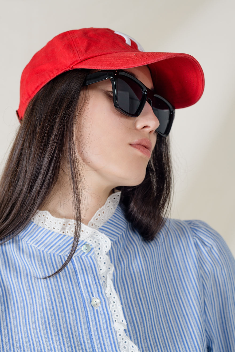 Modelo con Gafas de sol cuadradas gruesas negras