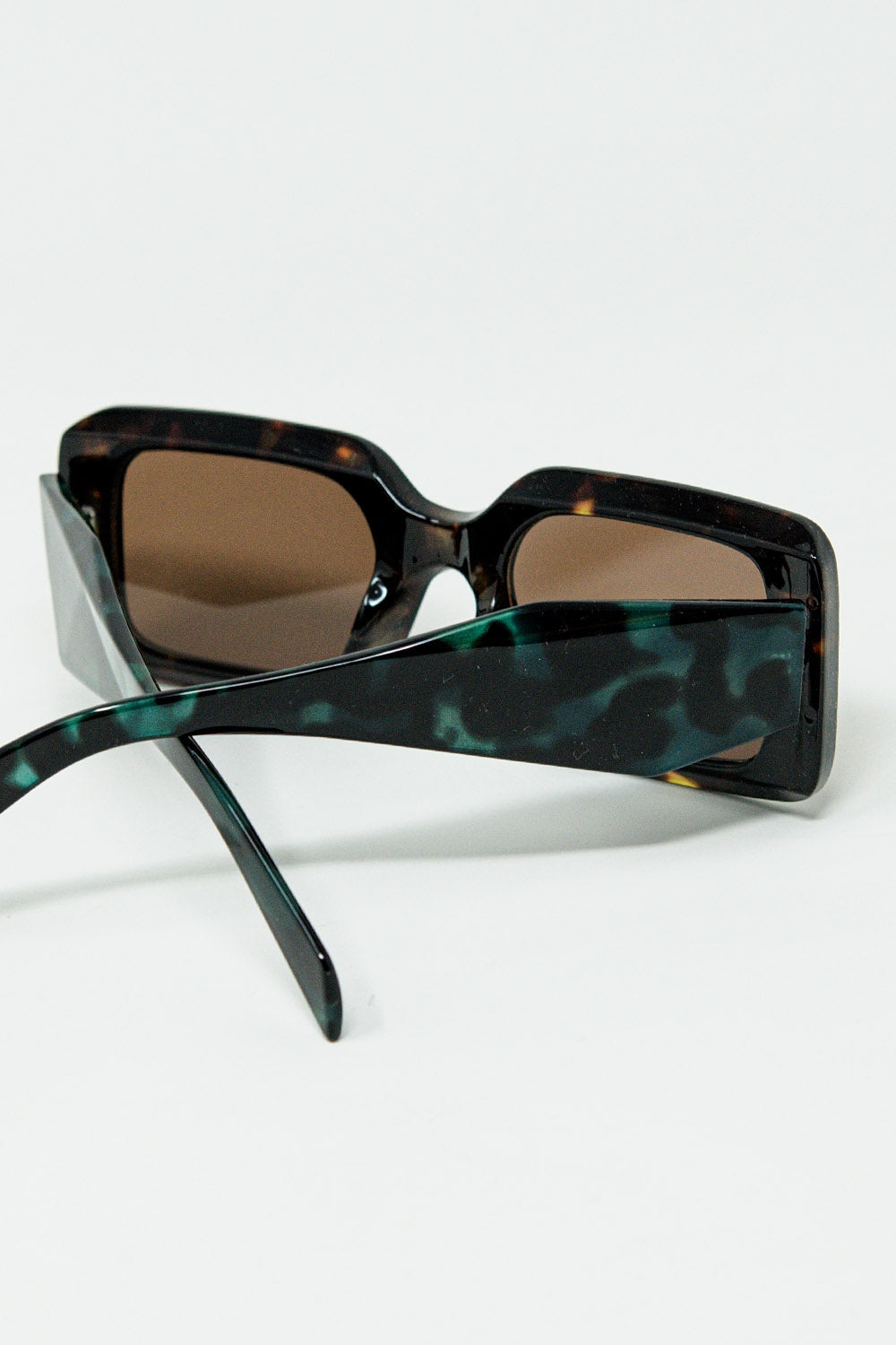 gafas de sol cuadradas marrones con estampado animal verde en el lateral
