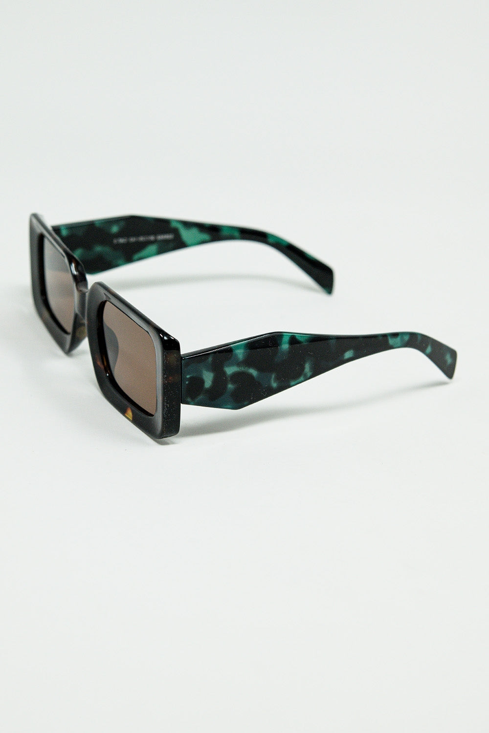 gafas de sol cuadradas marrones con estampado animal verde en el lateral