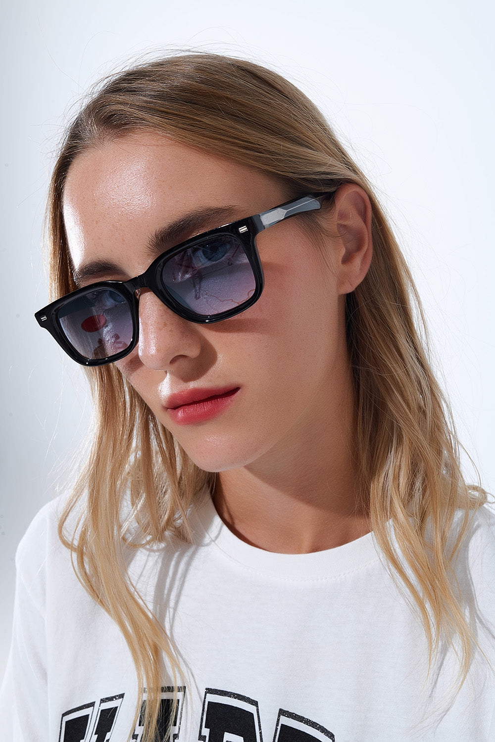 Gafas de sol cuadradas negras con cristales degradados azules y detalle metálico lateral