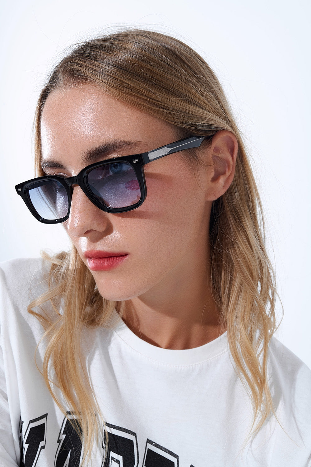 Gafas de sol cuadradas negras con cristales degradados azules y detalle metálico lateral