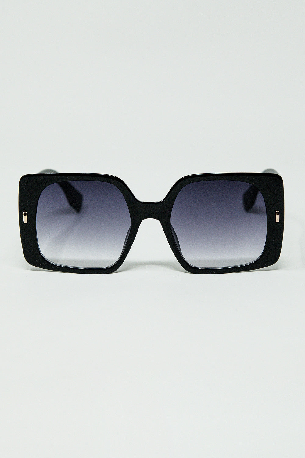 Gafas de sol cuadradas negras con detalle dorado en el lateral