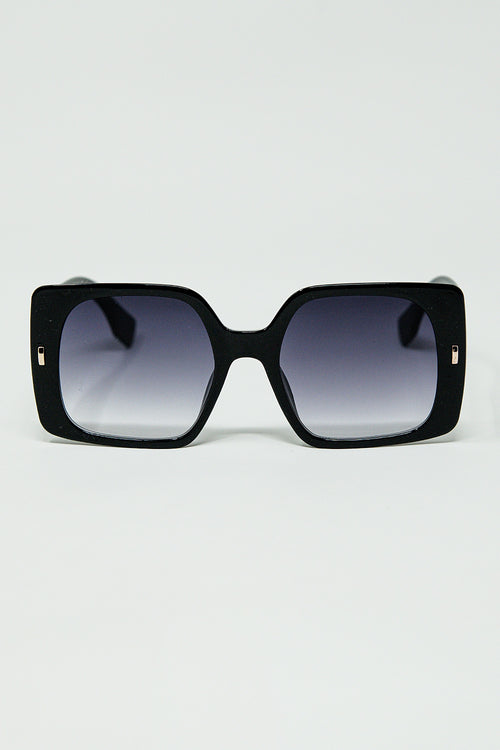 Gafas de sol cuadradas negras con detalle dorado en el lateral