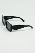 Gafas de sol cuadradas negras con detalle en el lateral